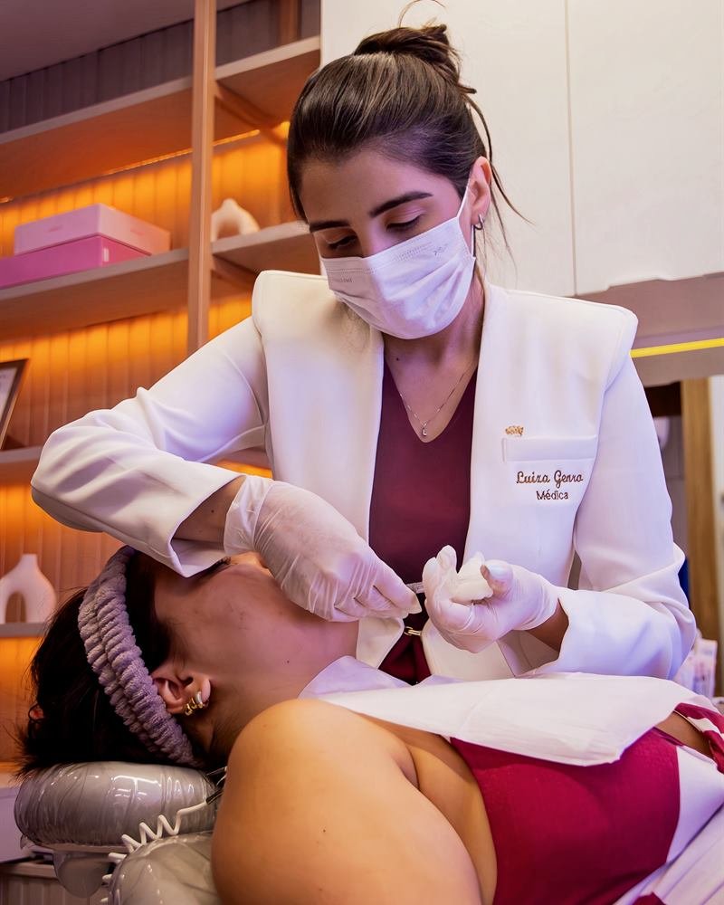 Dra. Luíza Genro realizando um procedimento facial em uma paciente